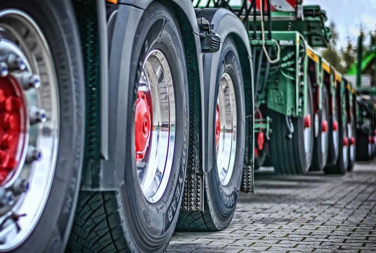 Why should you choose fleet tracking software over manual methods?